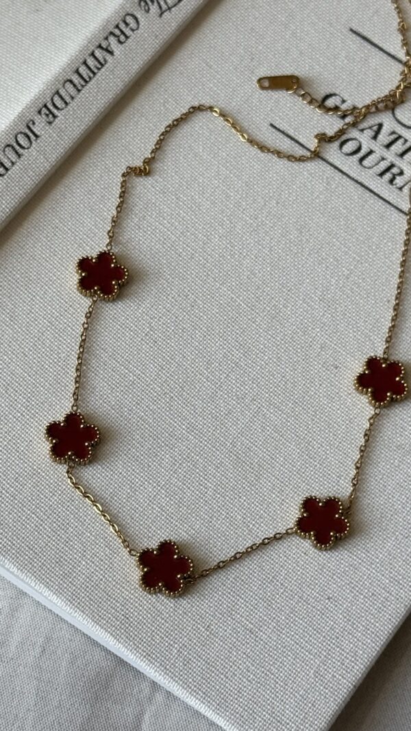 Collar trebol 5 hojas rojo